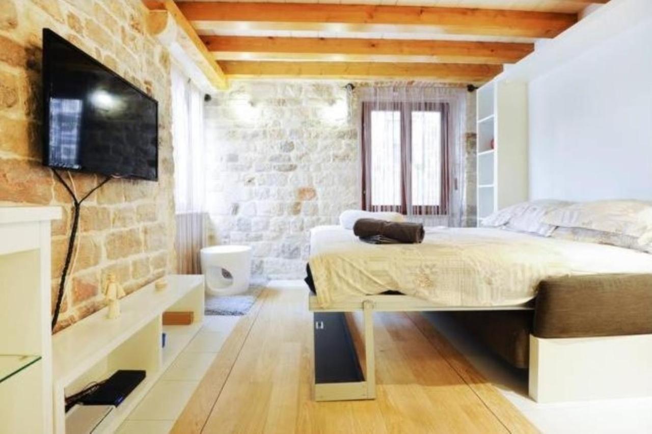 Apartment Capo Family & Capo Studio -Old Town-Parking Trogir Exterior photo